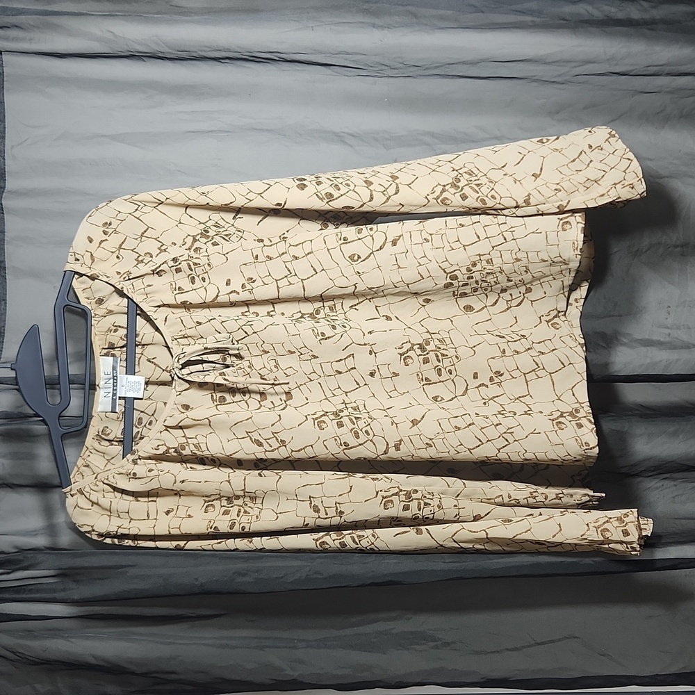 Nine & Company Size 6 Tie Closure Long Sleeve Shirt in Colors Tan and Brown